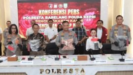 Konferensi pers ungkap kasus pencurian fasilitas publik di Polresta Barelang, Kota Batam, Kamis (2/4/2026) (Hum/Res)