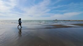 Ilustrasi: Pantai Larangan di Desa Munjungagung, Kecamatan Kramat, Kabupaten Tegal, Provinsi Jawa Tengah (Sumber Foto: Visit Jateng)