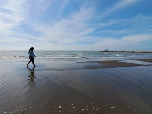 Ilustrasi: Pantai Larangan di Desa Munjungagung, Kecamatan Kramat, Kabupaten Tegal, Provinsi Jawa Tengah (Sumber Foto: Visit Jateng)
