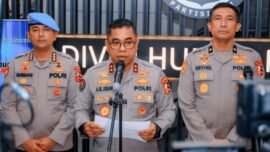 Kadiv Humas Polri, Johnny Eddizon Isir (tengah) memberikan keterangan pers di Lobby Lantai 1 Divisi Humas Polri, Jakarta Selatan, Selasa (7/4/2026). (Foto: Divhum Polri)