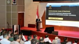 Wamenko Polkam Letjen TNI (Purn.) Lodewijk F. Paulus, saat memberikan kuliah umum kepada peserta PPRA P4N LXIX dan P3N XXVII Tahun 2026 di Lemhannas RI, Jakarta, Selasa (7/4/2026). (Foto: Hum/Polkam)