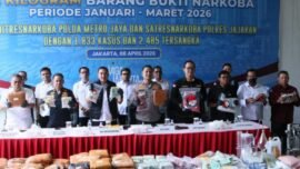 Konferensi pers sekaligus pemusnahan barang bukti narkoba di halaman Polda Metro Jaya, Jakarta Selatan, Rabu (8/4/2026). (Foto: Hum/PMJ)