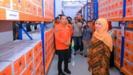 Gubernur Jawa Timur Khofifah Indar Parawansa saat meresmikan Gedung Gerha Majapahit di Kantor BPBD Jatim, Kamis (9/4/2026). (Foto: Ro-Adpim Jatim)