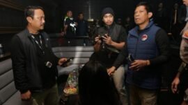 Razia dan tes urine terhadap pengunjung di salah satu tempat Rekreasi Hiburan Umum, Surabaya, Jawa Timur, Jumat (10/11/2026) malam. (Sumber Foto: Polda Jatim)