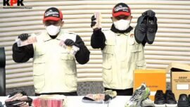 KPK menunjukkan sejumlah barangbukti yang berhasil diamankan dalam operasi tangkap tangan di lingkungan Pemkab Tulungagung pada Jumat (10/4/2026) (Sumber Foto: Yt/KPK)