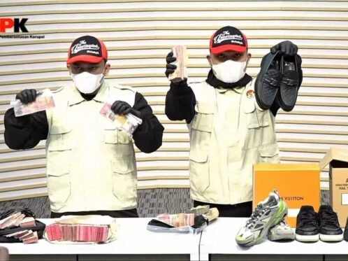 KPK menunjukkan sejumlah barangbukti yang berhasil diamankan dalam operasi tangkap tangan di lingkungan Pemkab Tulungagung pada Jumat (10/4/2026) (Sumber Foto: Yt/KPK)