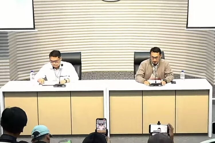Deputi Penindakan dan Eksekusi KPK, Asep Guntur Rahayu (kiri) dan Juru Bicara KPK Budi Prasetyo, dalam konferensi pers di Gedung Merah Putih KPK, Jakarta Selatan, Sabtu (11/4/2026) malam. (Sumber Foto: Yt/KPK)