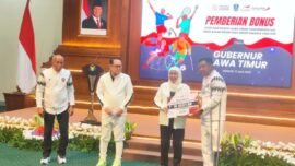 Acara penyerahan bonus atlet secara simbolis di Gedung Negara Grahadi Surabaya, Rabu (15/4/2026). Foto: Ist/Dimas Ap