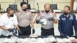 Konferensi pers ungkap kasus terkait penemuan narkotika jenis kokain yang dihelat di Mapolda Jatim, Kamis (16/4/2026). (Foto: Ariandi K/BI)