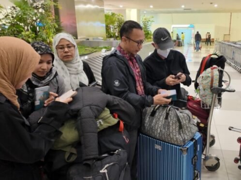 Kloter pertama tiba di Bandara Internasional Soekarno-Hatta, Tangerang, Banten pada Selasa (14/4/2026) pukul 18.00 WIB setelah menempuh perjalanan dari Baku, Azerbaijan. (Sumber Foto: Kemlu RI)