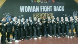 Dari tengah ke kiri: Ketua Umum KONI Surabaya Arderio Hukom, Ketua PERWOSI Surabaya Rini Indriyani, dan sebagian peserta Women Fight Back di Gelora Pancasila, Selasa (21/4/2026). (Foto: Dimas AP/BI)