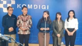 Menteri Komunikasi dan Digital (Komdigi) Meutya Hafid (tengah) dalam konferensi pers di Kantor Kementerian Komdigi Jakarta, Rabu, (22/4/2026) (Sumber Foto: Infopublik)