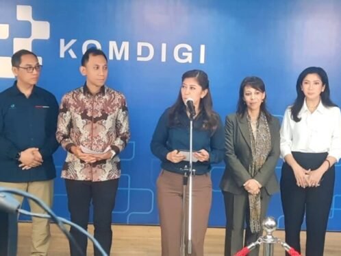 Menteri Komunikasi dan Digital (Komdigi) Meutya Hafid (tengah) dalam konferensi pers di Kantor Kementerian Komdigi Jakarta, Rabu, (22/4/2026) (Sumber Foto: Infopublik)