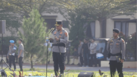 Kapolda Sumatra Utara Irjen Pol. Whisnu Hermawan Februanto, saat memimpin Apel Akbar di Lapangan Belakang Mapolda Sumut, Jumat (24/4/2026). (Sumber Foto: Polri)