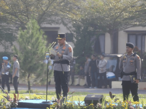 Kapolda Sumatra Utara Irjen Pol. Whisnu Hermawan Februanto, saat memimpin Apel Akbar di Lapangan Belakang Mapolda Sumut, Jumat (24/4/2026). (Sumber Foto: Polri)