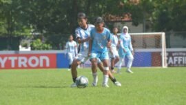 Pemain Tiger Football (biru garis putih) mencoba merebut bola dari pemain Putri Meta (Foto: Ist/Dap/A1)