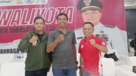 Dari kiri: Ketua Umum KONI Surabaya Arderio Hukom, Kabid Olahraga Disbudporapar Surabaya Indriatno Heryawan, dan Ketua Pengprov Muaythai Indonesia (MI) Jawa Timur Baso Juherman (Foto: Dimas Ap/Ist)