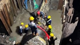 dok. Proses perbaikan kebocoran pipa di Jalan Raya Taman L Dukuh Menanggal, Surabaya, Minggu (26/4/2026). (Foto: Hum Surya Sembada)