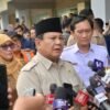 Presiden Prabowo Subianto memberikan keterangan kepada awak media usai menjenguk korban di RSUD dr. Chasbullah Abdulmadjid, Kota Bekasi, Selasa (28/4/2026). (Foto: BPMI Setpres)