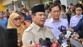 Presiden Prabowo Subianto memberikan keterangan kepada awak media usai menjenguk korban di RSUD dr. Chasbullah Abdulmadjid, Kota Bekasi, Selasa (28/4/2026). (Foto: BPMI Setpres)