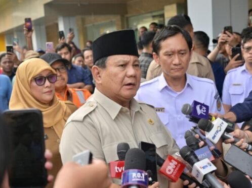 Presiden Prabowo Subianto memberikan keterangan kepada awak media usai menjenguk korban di RSUD dr. Chasbullah Abdulmadjid, Kota Bekasi, Selasa (28/4/2026). (Foto: BPMI Setpres)
