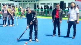 Ketua Umum KONI Surabaya, Arderio Hukom, saat membuka turnamen Piala Wali Kota Surabaya 2026 Cabor Hoki di Lapangan Hoki Surabaya, Rabu (29/4/2026). (Foto: Dimas Ap/BI)