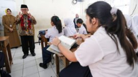 Mendikdasmen RI, Abdul Mu'ti, meninjau pelaksanaan Tes Kemampuan Akademik di SMPN 1 Surabaya, Selasa (7/4/2026). (Foto: Pemkot Surabaya)