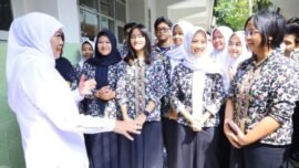 Gubernur Jawa Timur Khofifah Indar Parawansa saat berbincang dengan murid (Foto: dok. Ro-Adpim Jatim)