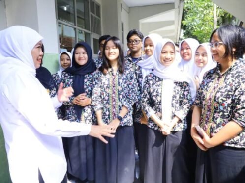 Gubernur Jawa Timur Khofifah Indar Parawansa saat berbincang dengan murid (Foto: dok. Ro-Adpim Jatim)