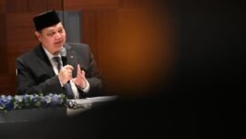 Menteri Koordinator Bidang Perekonomian Airlangga Hartarto memberikan keterangan pers kepada media di Seoul, Republik Korea, Selasa (31/3/2026) (Foto: BPMI Setpres)