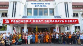 Kedatangan rombongan bhikkhu peserta Indonesia Walk for Peace (IWPF) 2026 di Balai Kota Surabaya, Jumat (15/5/2026). (Sumber Foto: Pemkot Surabaya)