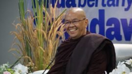 Ashin Kheminda atau Sayadaw Kheminda, dalam acara penjelasan Dhamma yang digelar di Dhammavihari Buddhist Studies Surabaya, Kamis (30/4/2026). (Foto: T1/Bicaraindonesia.id)