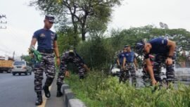 Anggota TNI AL menggelar aksi bersih-bersih di Kota Surabaya, Jawa Timur, Selasa (5/5/2026). (Foto: T1/Bicaraindonesia.id)