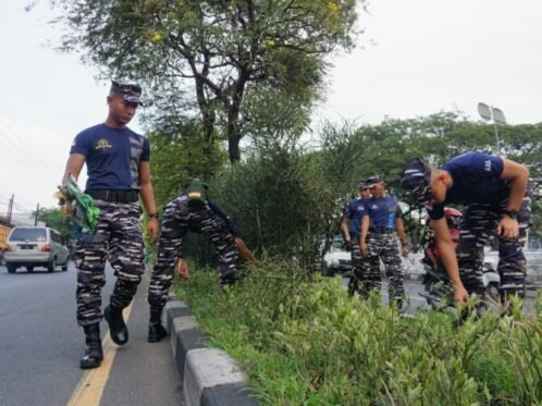 Anggota TNI AL menggelar aksi bersih-bersih di Kota Surabaya, Jawa Timur, Selasa (5/5/2026). (Foto: T1/Bicaraindonesia.id)