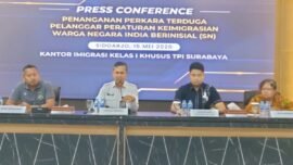 Konferensi pers penanganan perkara dugaan pelanggaran keimigrasian di Kantor Imigrasi Kelas I Khusus TPI Surabaya, Jumat (15/5/2026). (Foto: Dimas AP/BI)