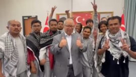 Kepala Perwakilan KJRI Istanbul, Darianto Harsono, bersama 9 WNI relawan Global Sumud Flotilla (GSF) 2.0 saat tiba di Istanbul, Turki (Foto: Sc/Kemlu RI)