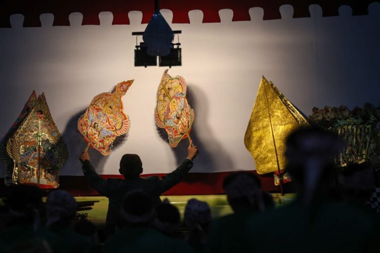 Pagelaran wayang kulit dalam rangka menyambut Hari Jadi Kota Surabaya (HJKS) ke-733 di Tugu Pahlawan, Sabtu (23/5/2026). (Sumber Foto: Kominfo Surabaya)