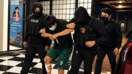 Ilustrasi terduga pelaku pencurian motor saat diamankan petugas kepolisian (Foto: HumRes/Cre-AI)