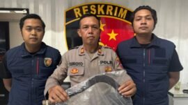 Kasi Humas Polres Pelabuhan Tanjung Perak Iptu Suroto, menunjukkan barang bukti senjata tajam yang berhasil diamankan dari tersangka (Foto: Hum/Res-Perak)
