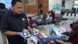 Kegiatan donor darah di Gedung Salahutu Akademi Angkatan Laut (AAL) Bumimoro, Surabaya, Jawa Timur, Rabu (6/5/2026). (Foto: T1/Bicaraindonesia.id)