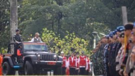 Menko Polkam mengecek kesiapan pasukan dalam Apel Kesiapsiagaan Penanggulangan Karhutla Nasional di Palembang, Sumatra Selatan, Rabu (6/5/2026). (Foto: Hum/Polkam)