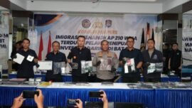 Konferensi Pers pengungkapan kasus 210 WNA yang diamankan oleh Imigrasi Batam terduga pelaku penipuan investasi daring di Batam, Kepri, Jumat (8/5/2026). (Foto: Ditjen Imigrasi)