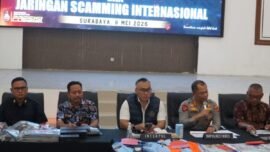 Konferensi pers pengungkapan kasus jaringan scamming internasional yang digelar di Mapolrestabes Surabaya, Jumat (8/5/2026). (Sumber Foto: Hum/Res)