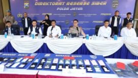Konferensi pers ungkap kasus penipuan online jual beli mobil, yang digelar di Gedung Mahameru Polda Jatim, Senin (11/5/2026). (Sumber Foto: Hum/Polda Jatim)