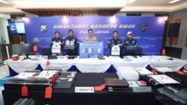 Konferensi pers ungkap kasus penyalahgunaan data pribadi untuk registrasi SIM card ilegal yang dihelat di Mapolda Jatim, Selasa (12/5/2026). (Foto: Ist/Dimas AP)