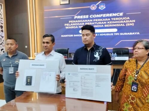 Konferensi pers penanganan perkara dugaan pelanggaran keimigrasian di Kantor Imigrasi Kelas I Khusus TPI Surabaya, Jumat (15/5/2026). (Foto: Dj/MI/Ist)