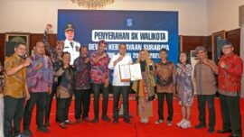 Acara penyerahan SK Dewan Kebudayaan Surabaya periode 2026-2029 di rumah dinas Wali Kota Jalan Sedap Malam, Jumat (15/5/2026).