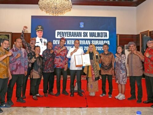 Acara penyerahan SK Dewan Kebudayaan Surabaya periode 2026-2029 di rumah dinas Wali Kota Jalan Sedap Malam, Jumat (15/5/2026).