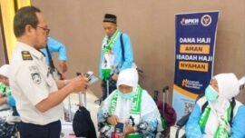 dok. Proses pemeriksaan dokumen keimigrasian Calon Jemaah Haji Indonesia (CJHI) Embarkasi Surabaya (Foto: Imigrasi Surabaya)