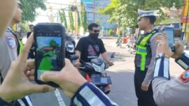 Personel Satlantas Polres Ponorogo melakukan penindakan pelanggaran menggunakan sistem Electronic Traffic Law Enforcement atau ETLE Handheld di Ponorogo, Senin (18/5/2026). (Foto: Polri)